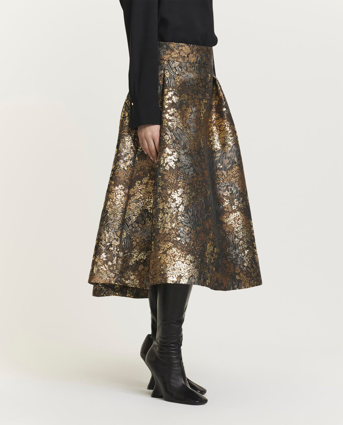 Voluminous A-line skirt