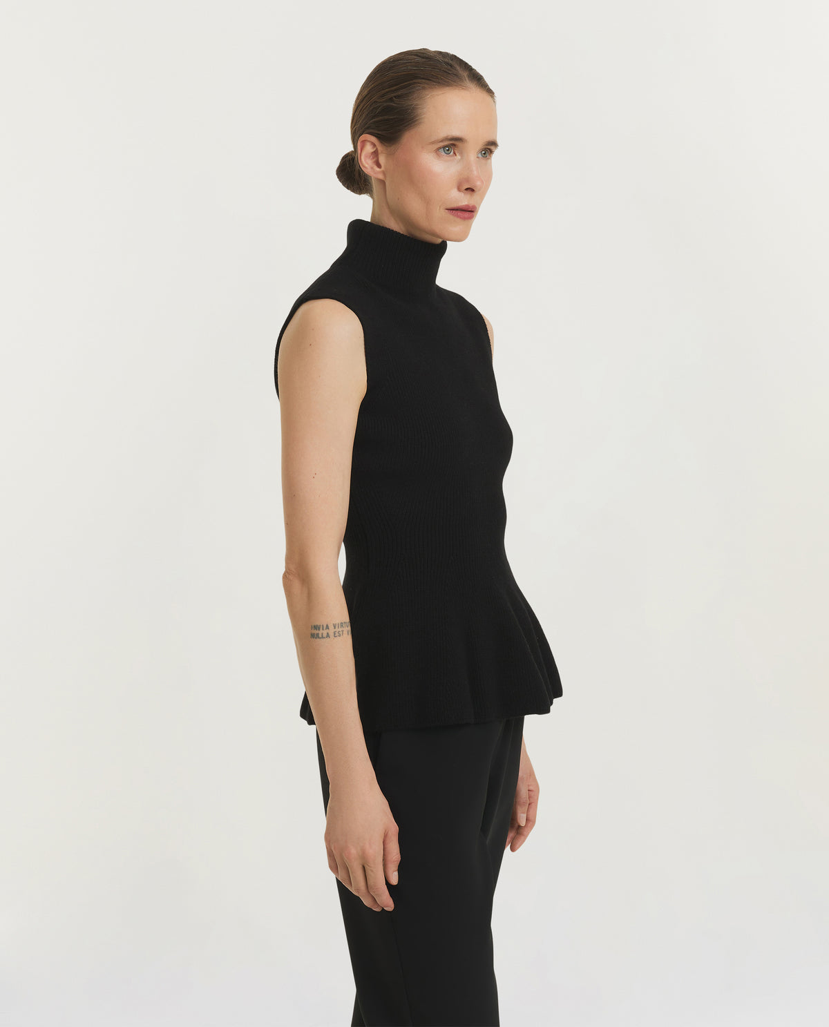 Sculptural Sleeveless Knit Top - Zwart