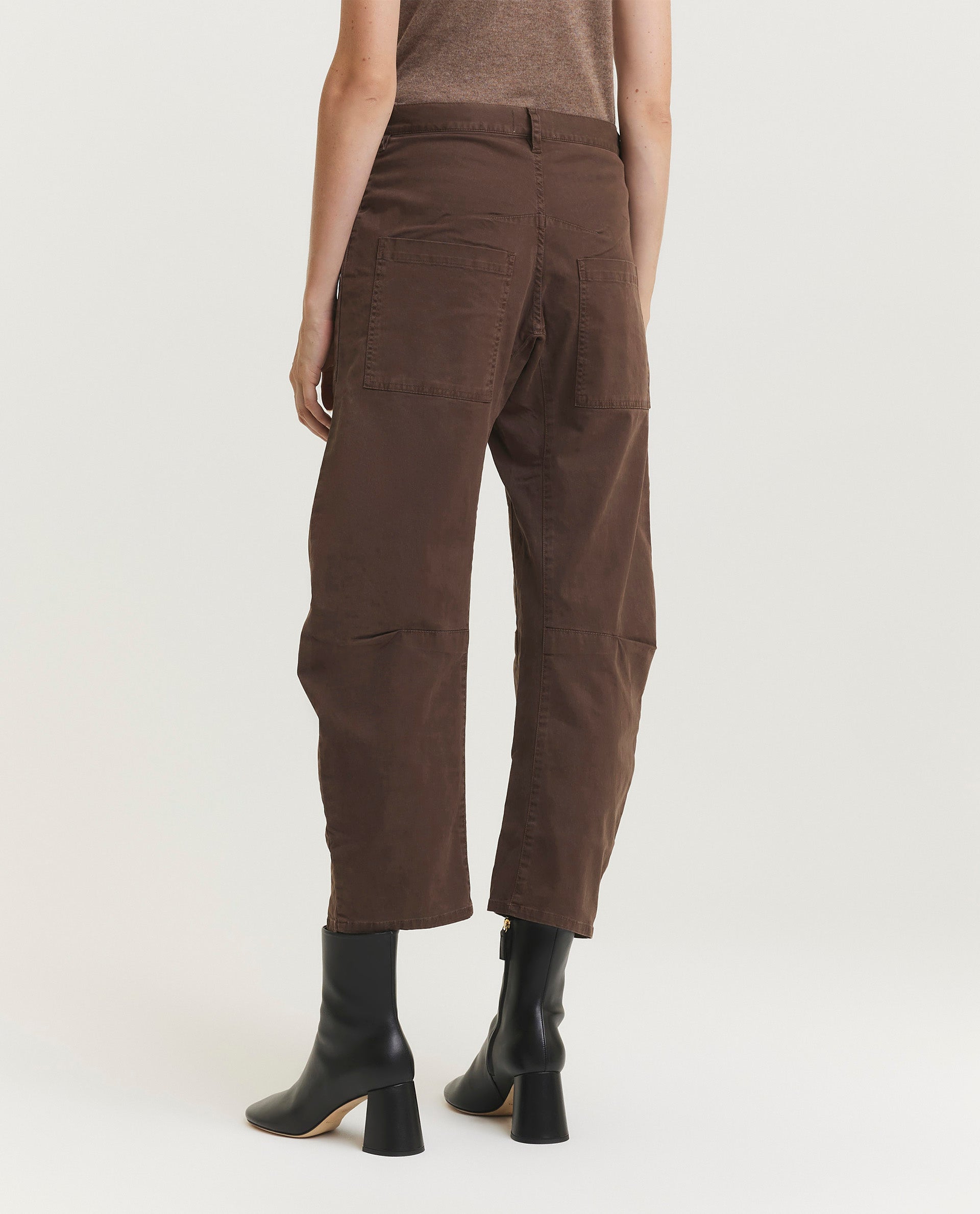 Mid-rise pants

