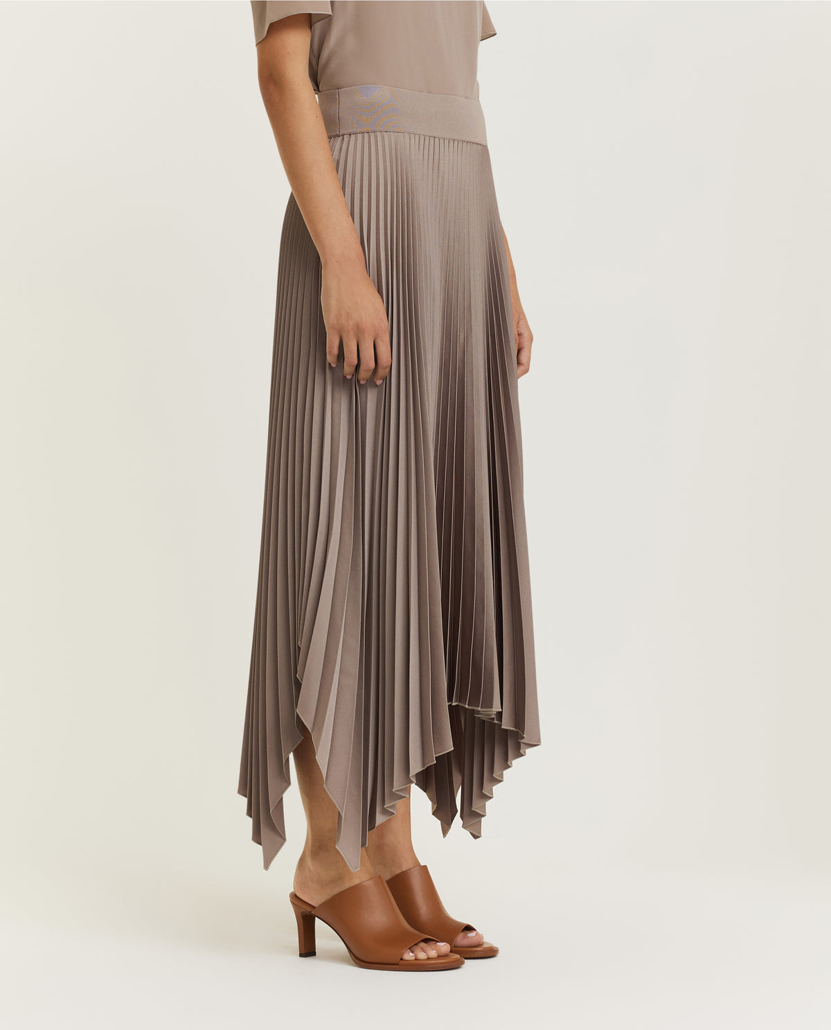 Asymmetrical plissé skirt