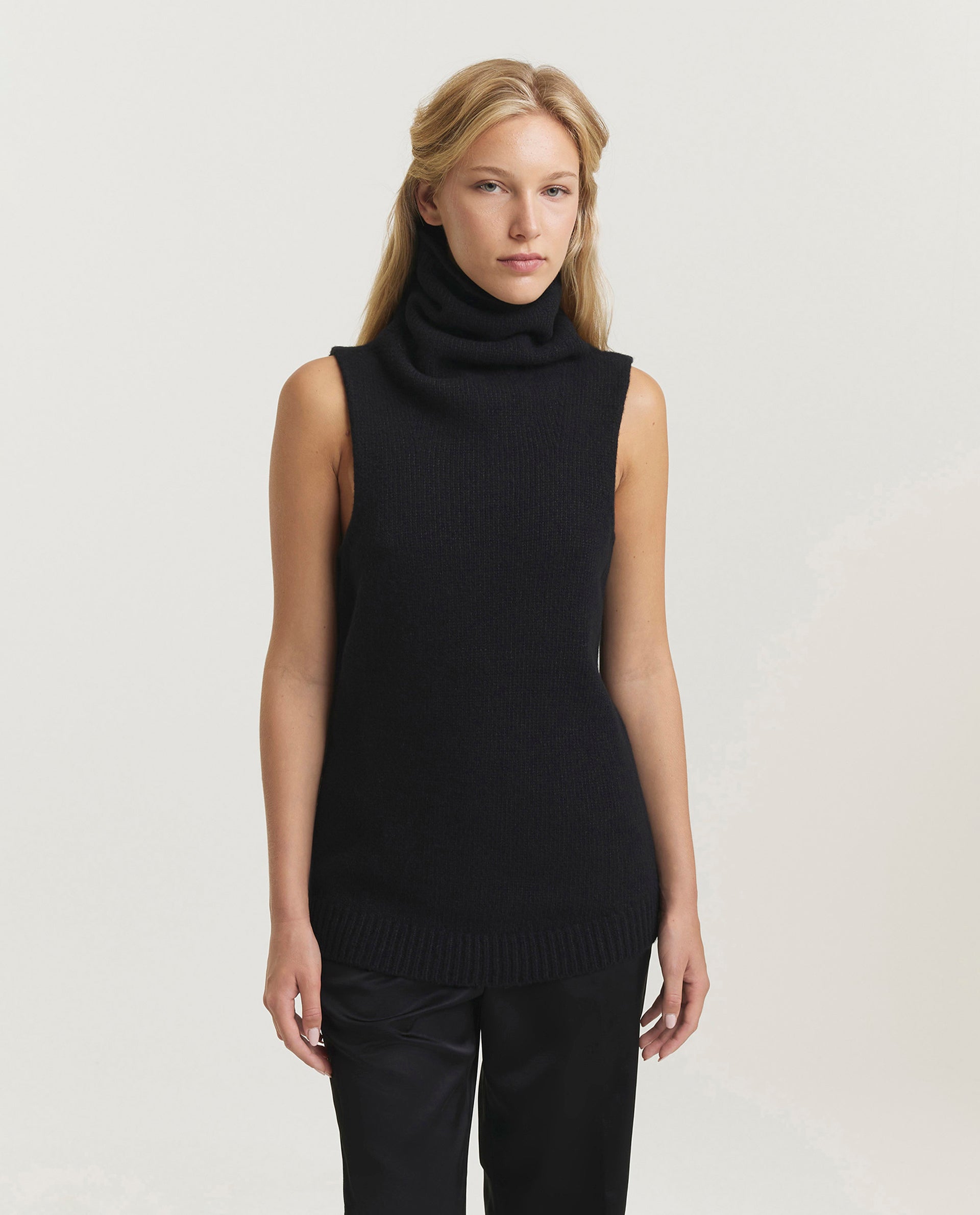 Sleeveless turtleneck sweater