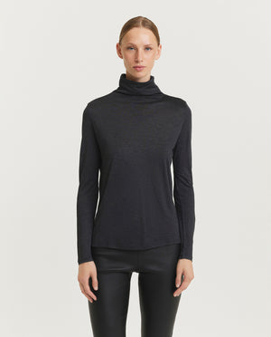 T-shirt turtleneck 
