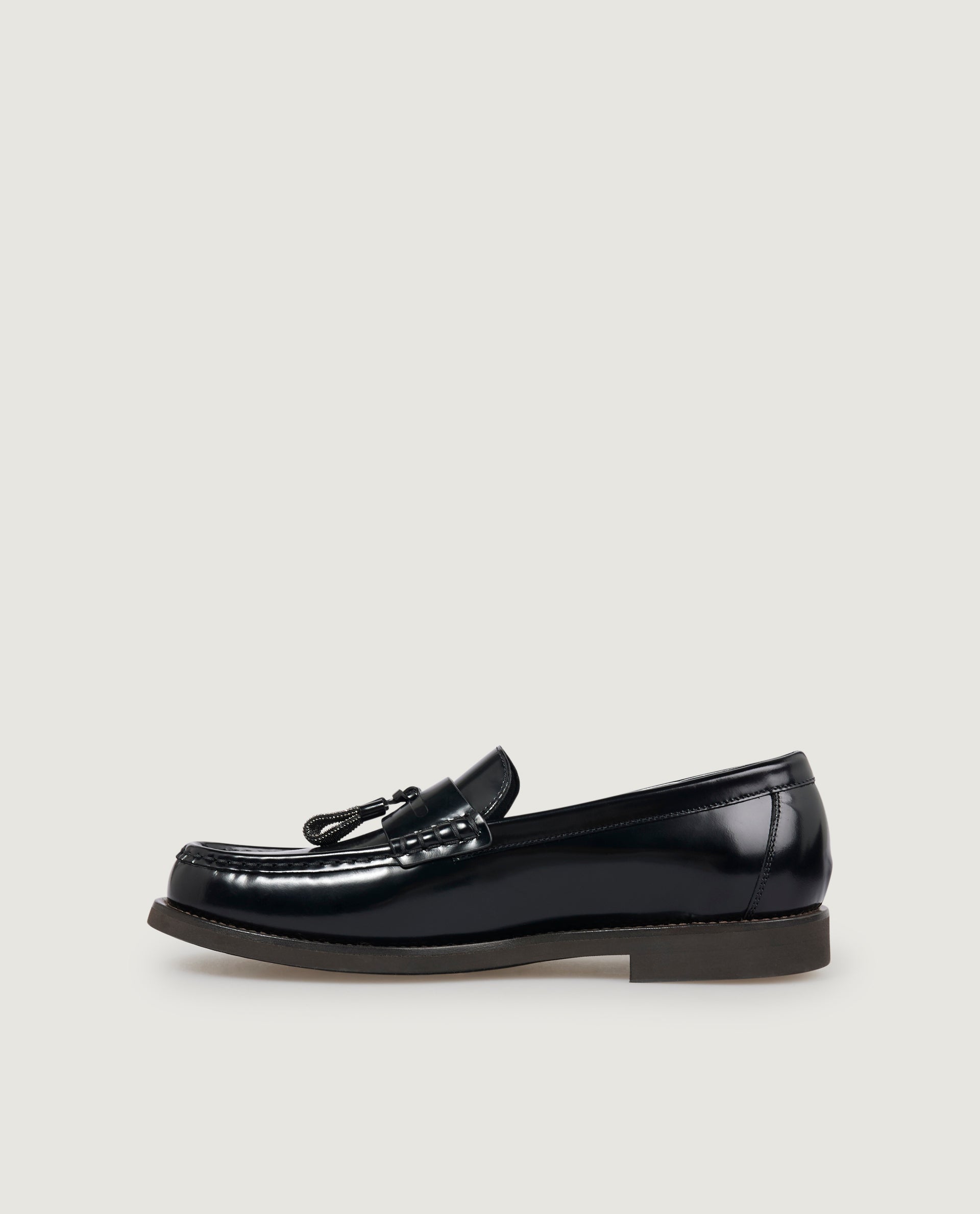 Loafers with monili