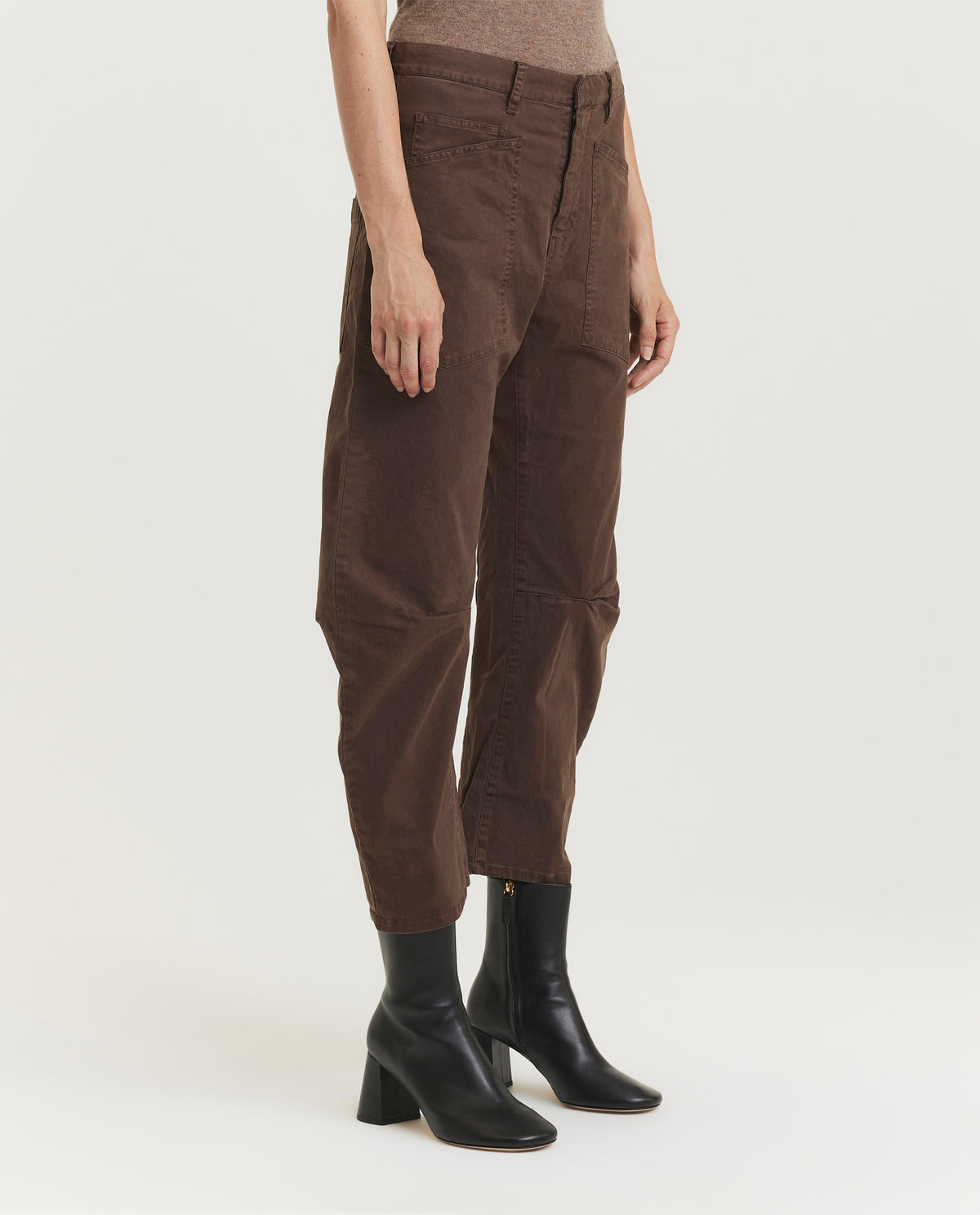 Mid-rise pants

