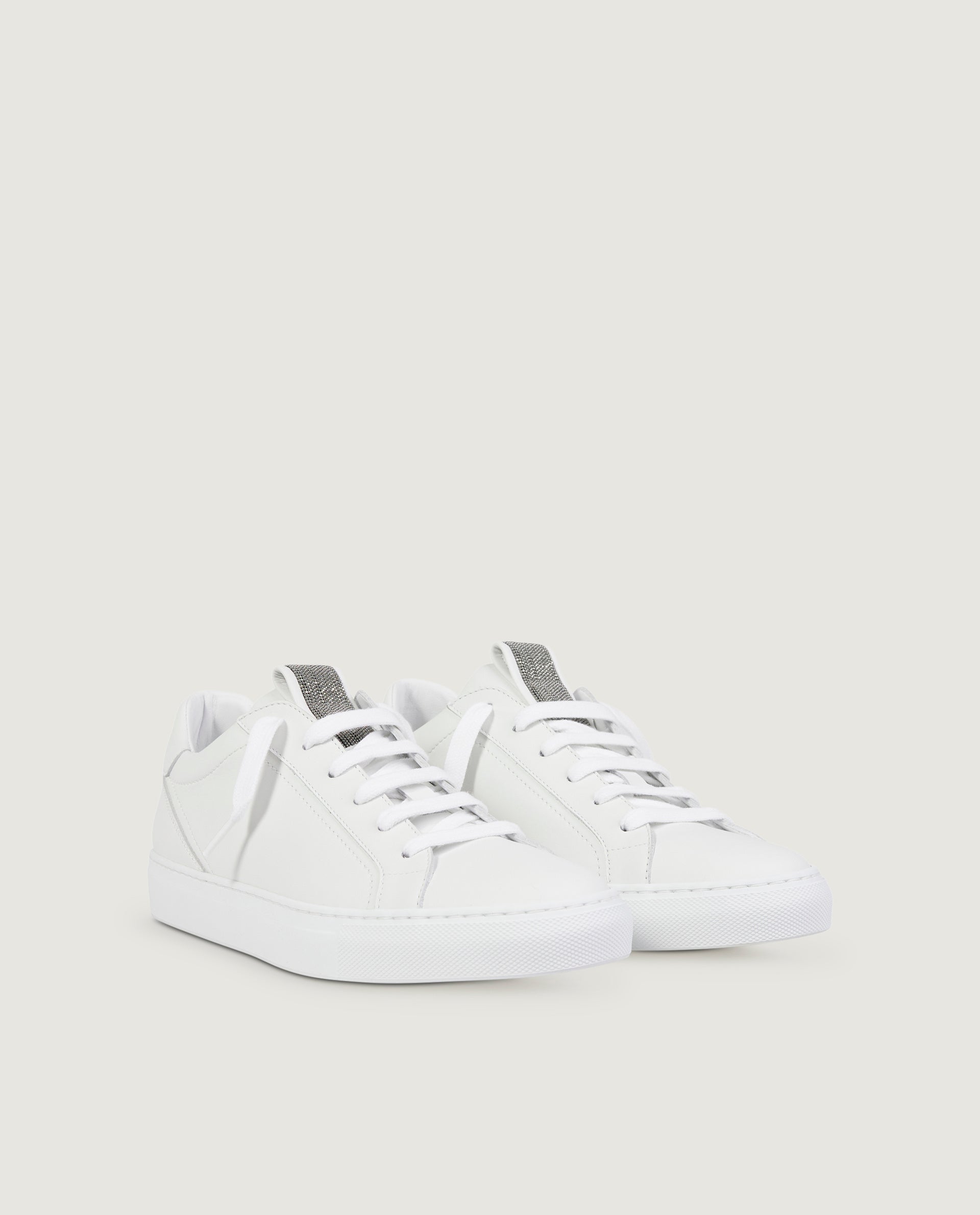 Sneakers met monili