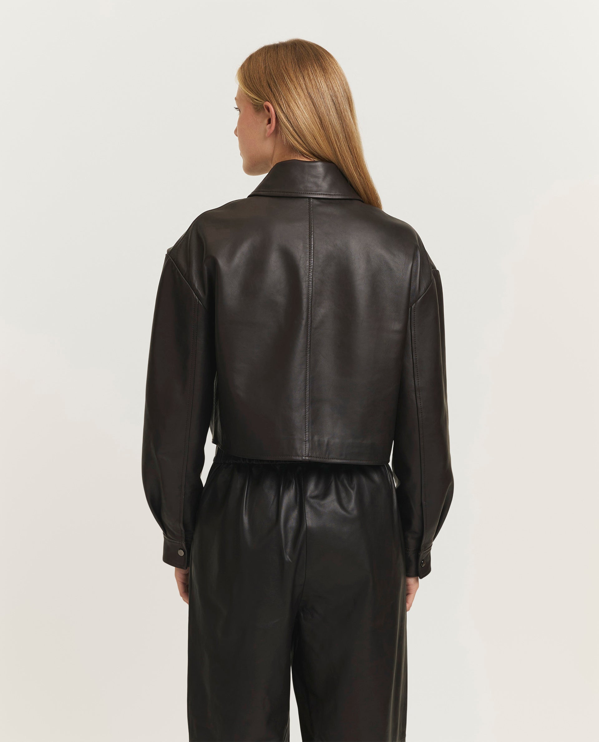 Short leather jacket
