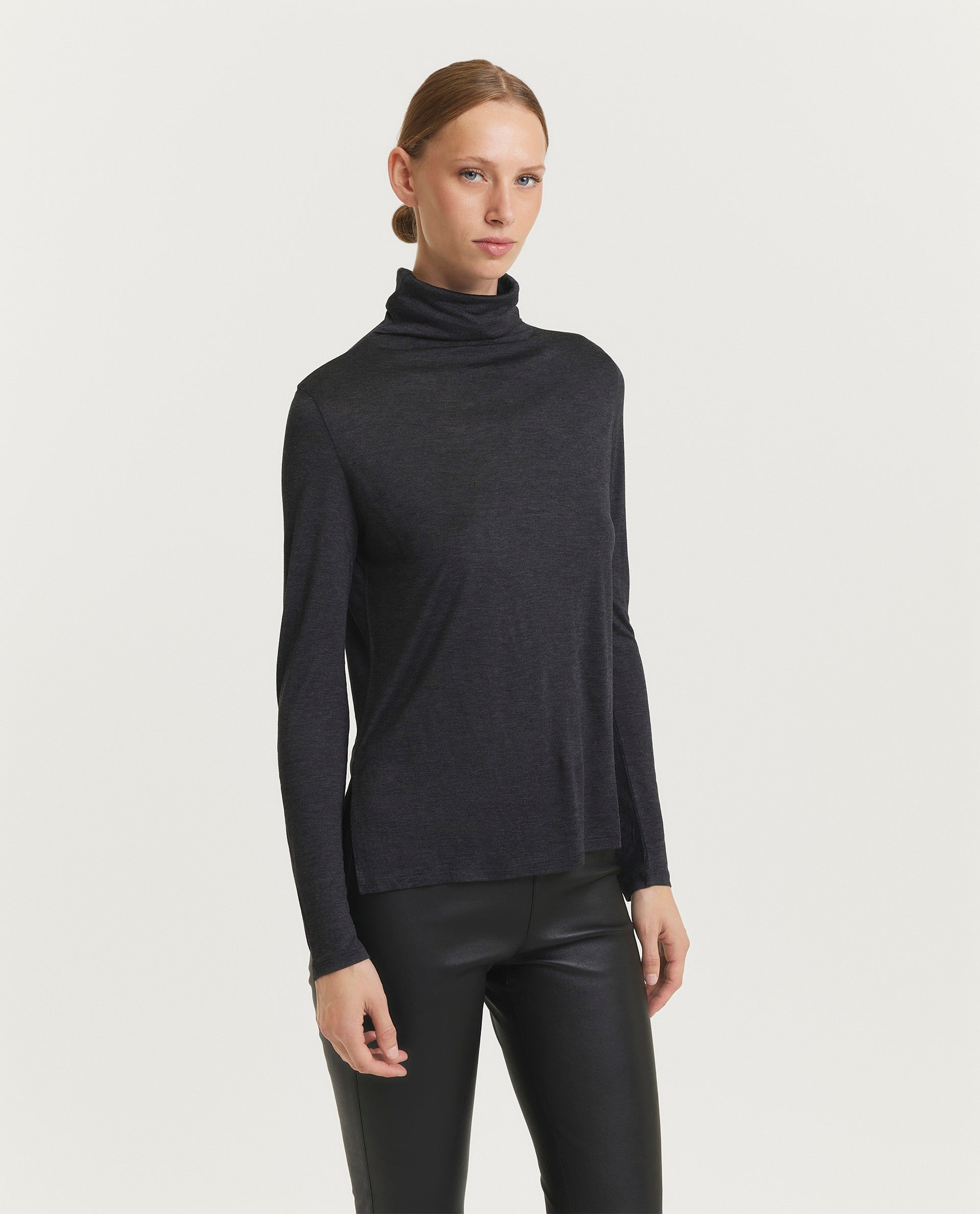 T-shirt turtleneck 
