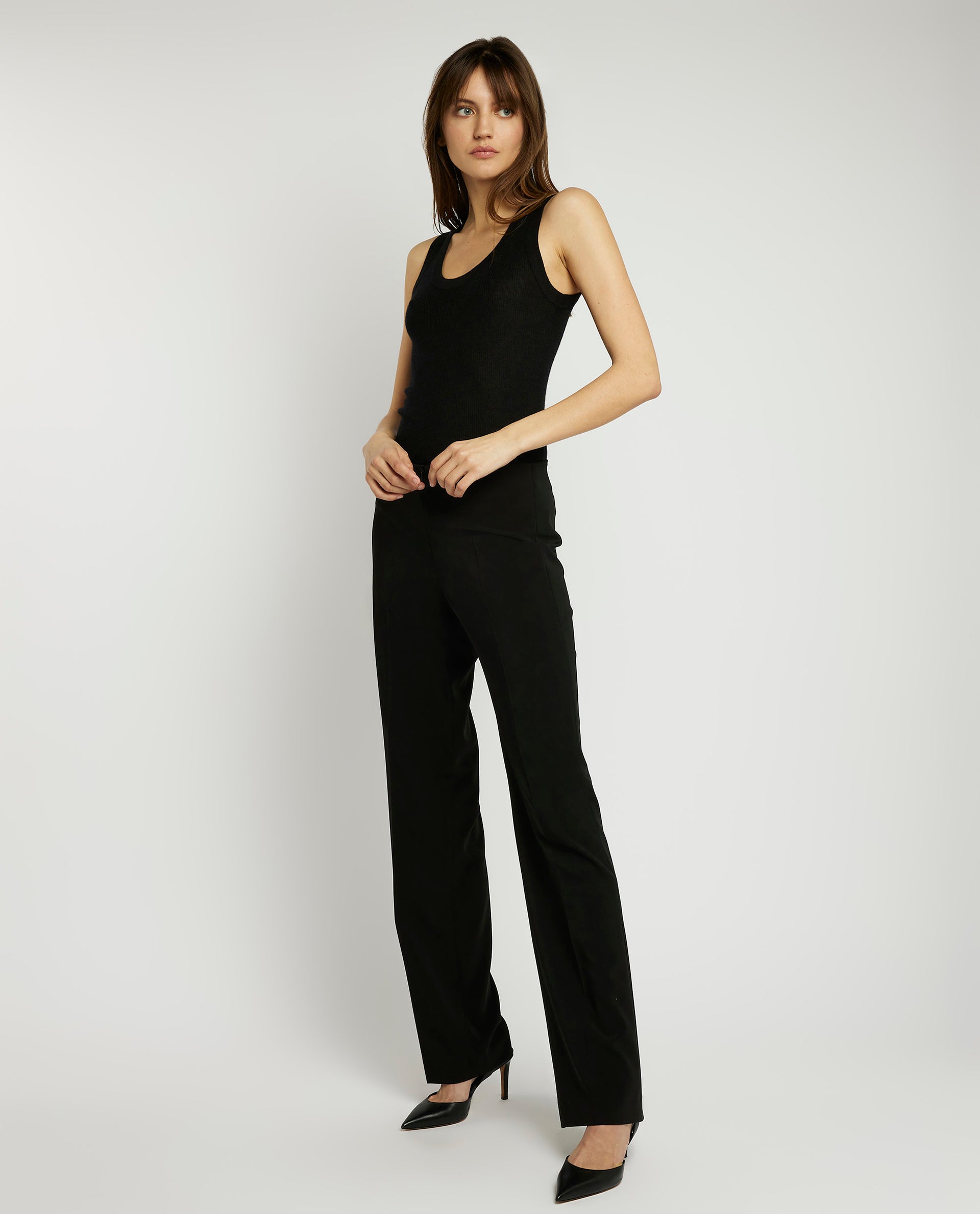 Straight trousers with zipper