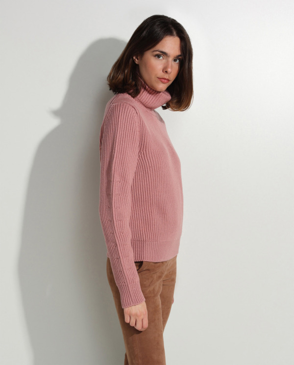 Short knitted sweater