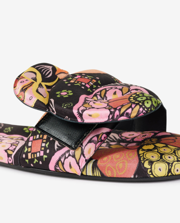 Slippers with print